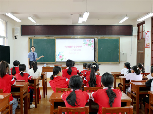 周寧縣檢察院檢察官為學(xué)生上法治課
